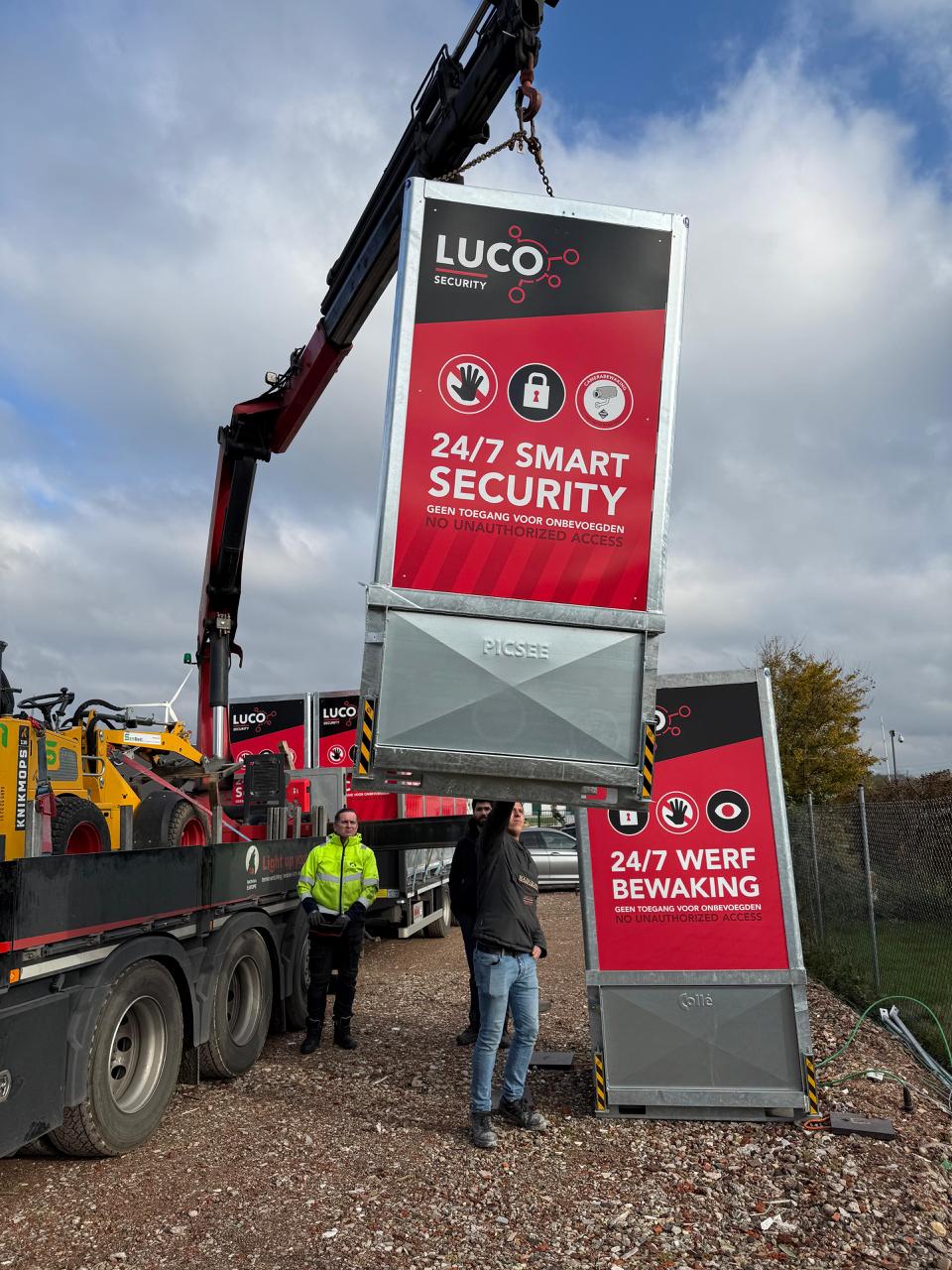 Een mobiele LUCO i-Catcher beveiligingsmast met radar- en thermische detectie wordt per kraan op een terrein geplaatst