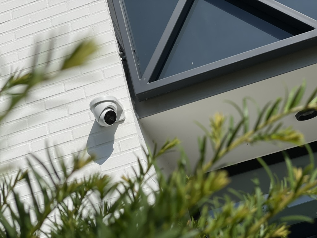 Beveiligingscamera aan de gevel van een woning