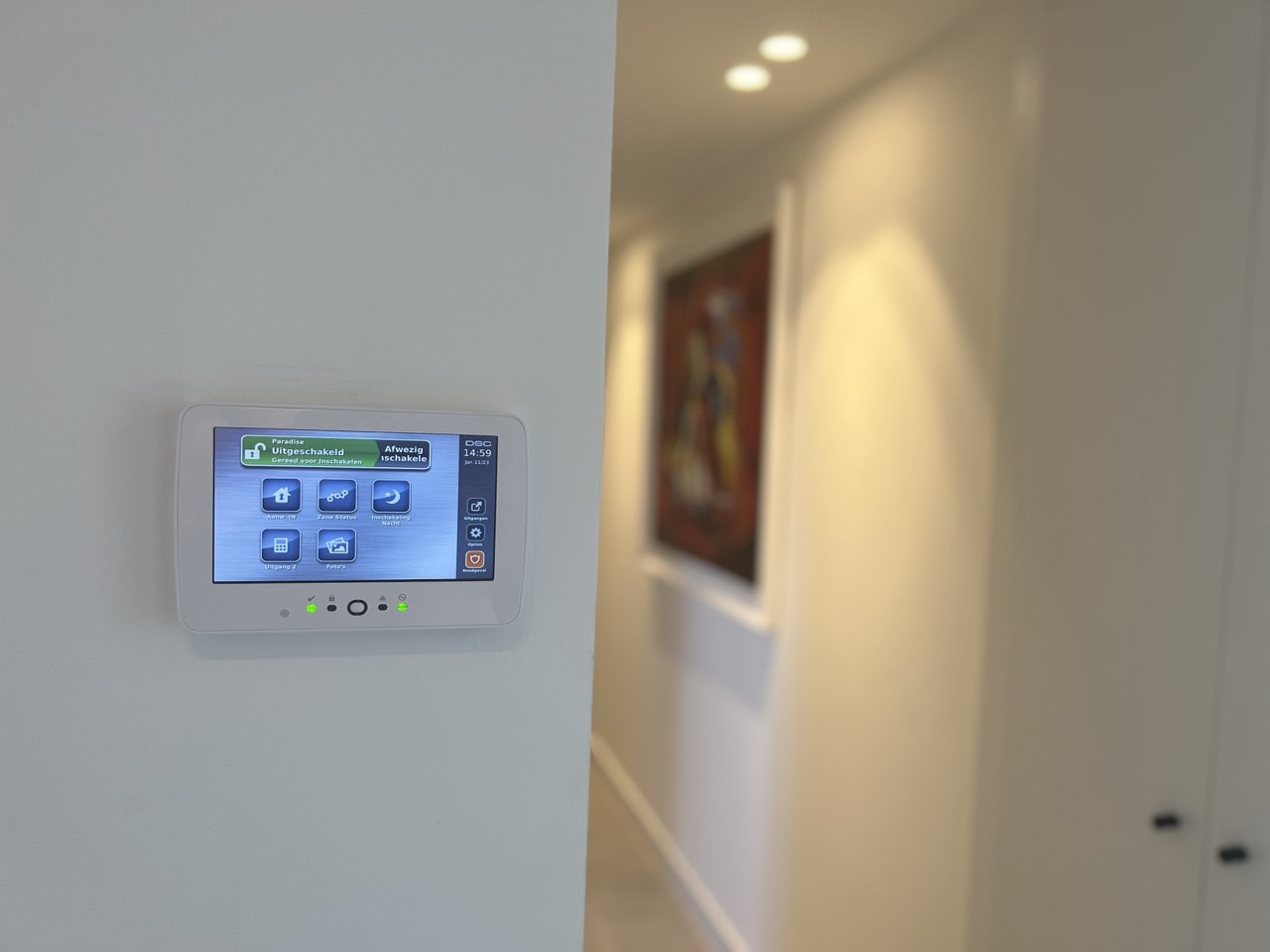 Alarmbedieningspaneel aan de muur in een woning