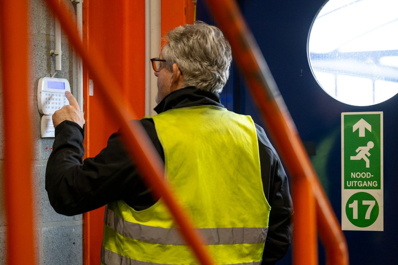 Camera's, alarm en toegangscontrole bij een cyberaanval