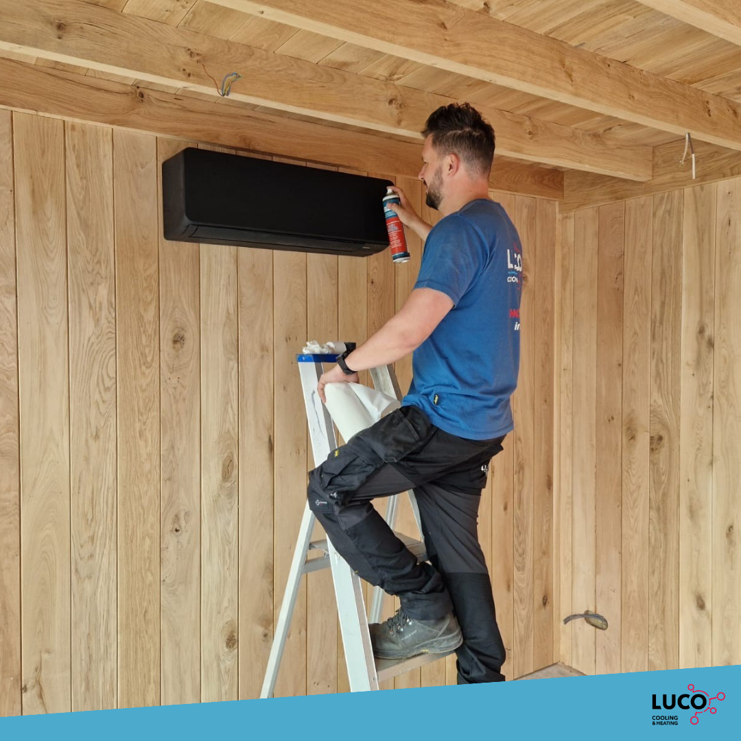 Professionele plaatsing van een stille airco door LUCO LUCO-technieker plaatst een stille airco