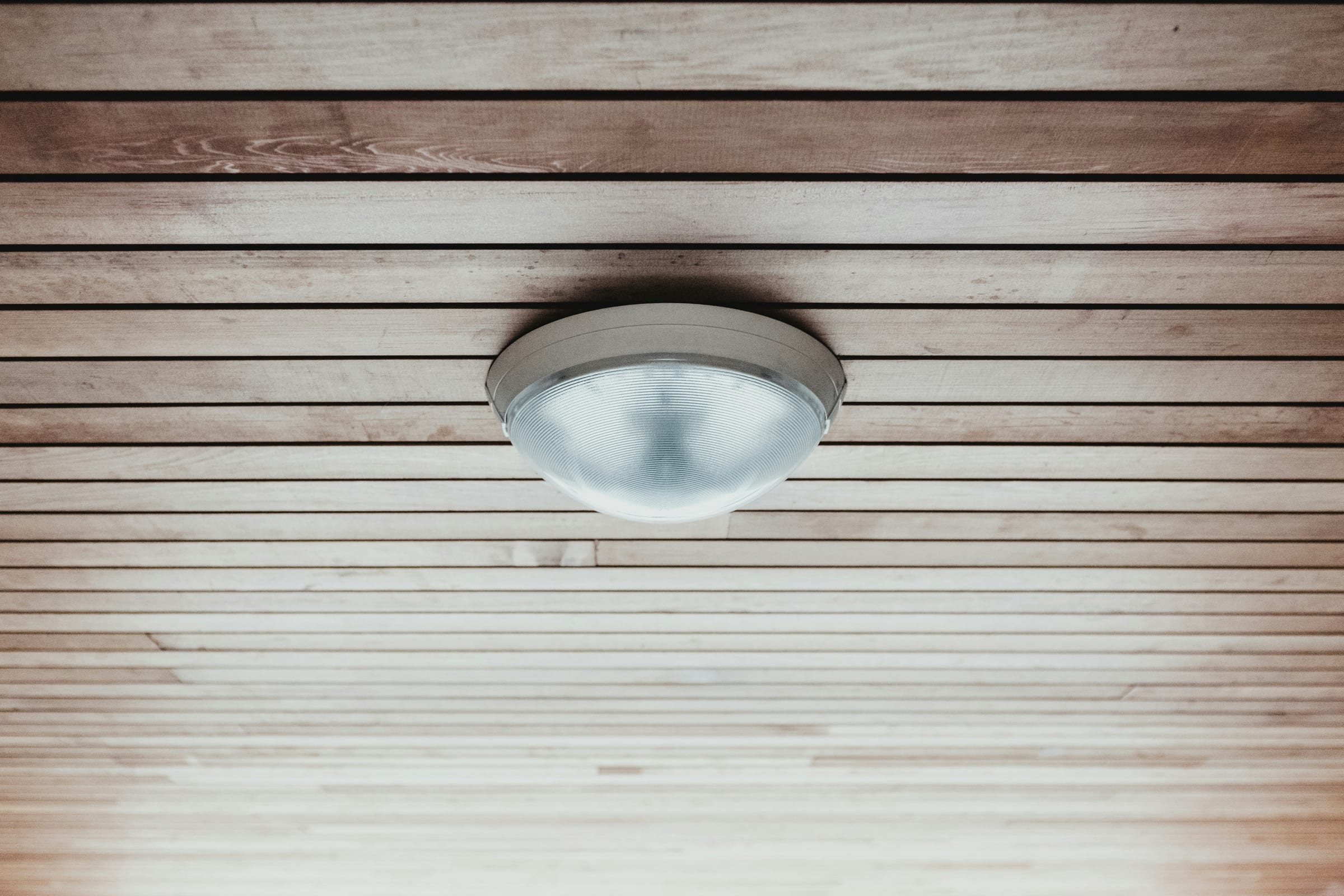 Branddetector aan een plafond