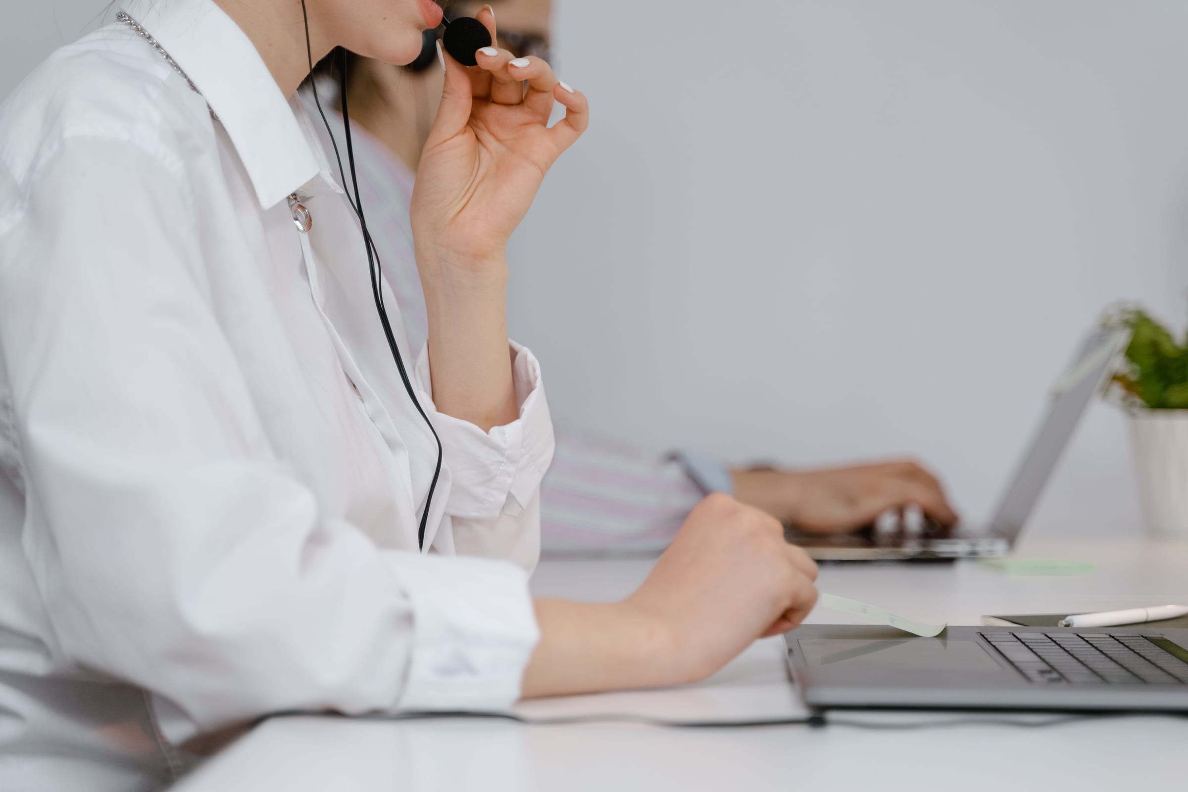 Medewerker met headset aan de klantendienst